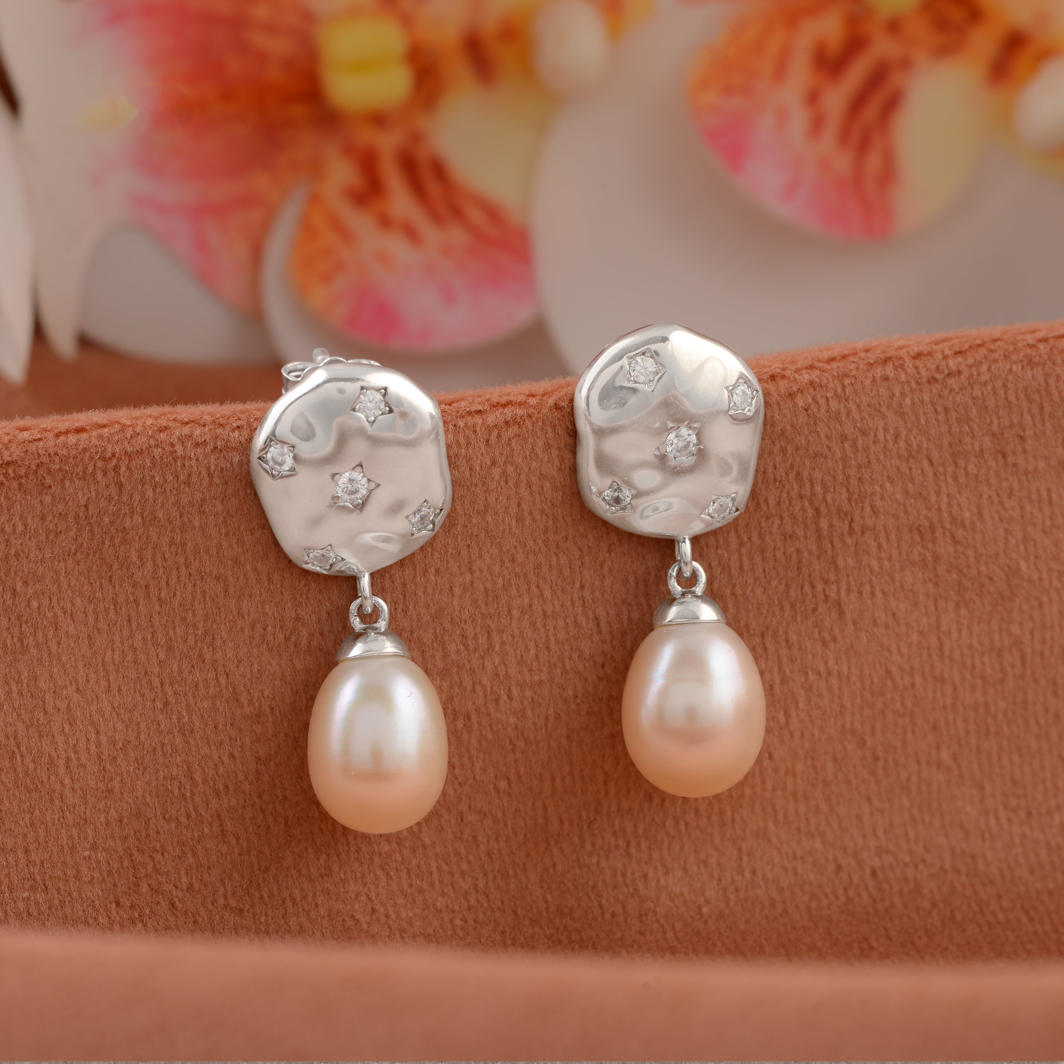 Silver stud with Hexagon classic pearl drop